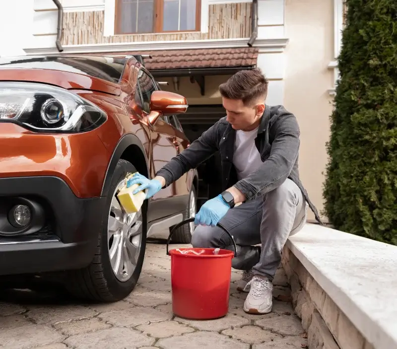 Lavage auto à domicile Pino : professionnel intervenant sur un véhicule